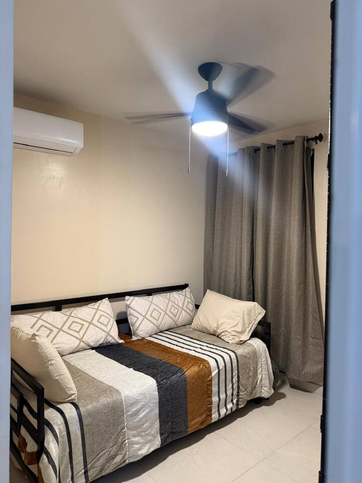 沙发床，下方有一张滑动单人床。 