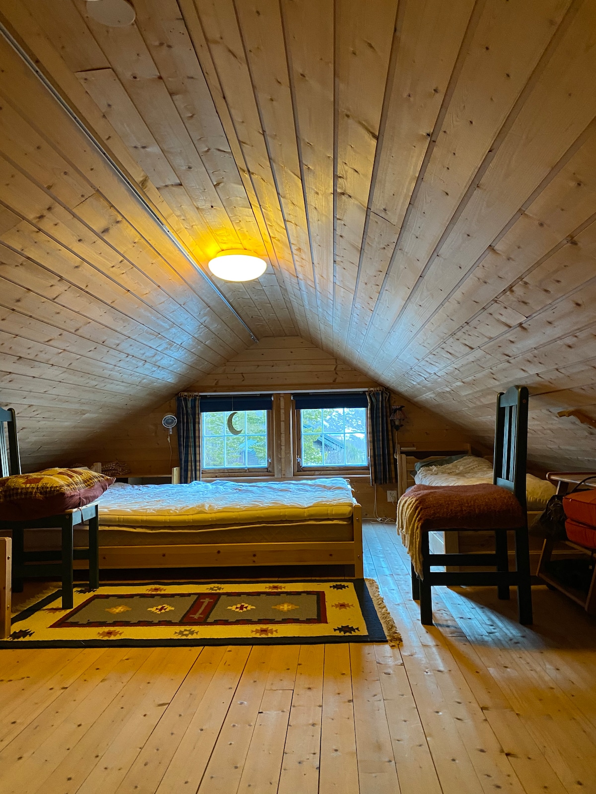 Това е лофтът или лофтът. Не е пълна височина на тавана на най - високата. 