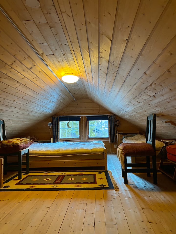 Ovo je loft ili loft. Najviša visina stropa nije u punoj visini. 