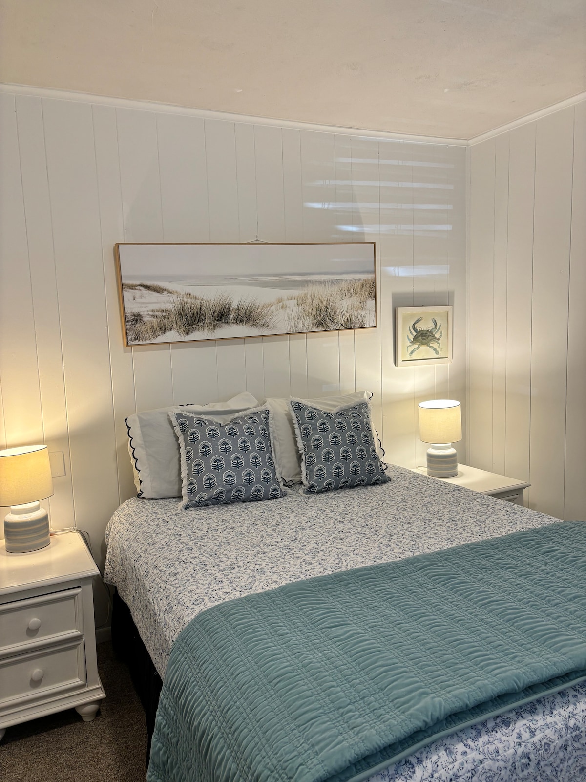 Cama tamaño queen con entrada al porche lateral.