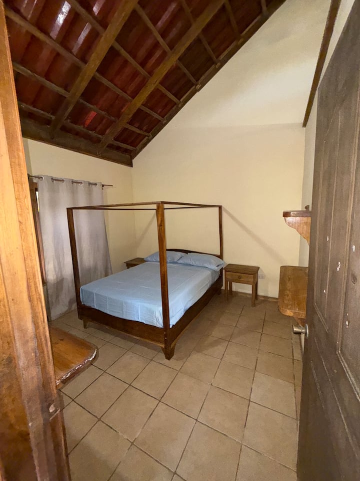 Full size bed, kledingrek en planken en een spiegel over de volledige lengte.
