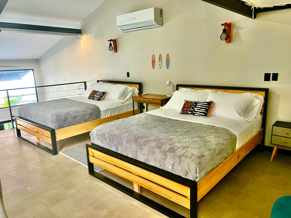 Vitanda viwili vya kifahari katika kila roshani, vyenye kiyoyozi kikubwa, feni na vivuli. 