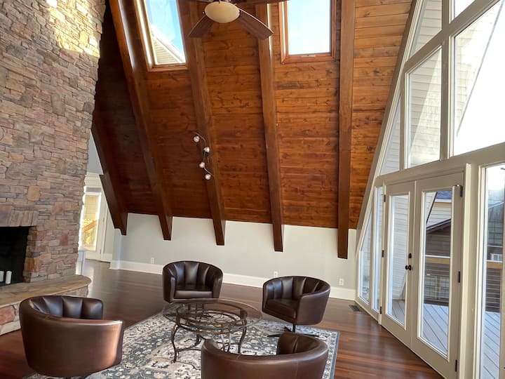 Chalet On Lake Wylie, Waterfront W/beach/sleeps 16 - Belmont, NC