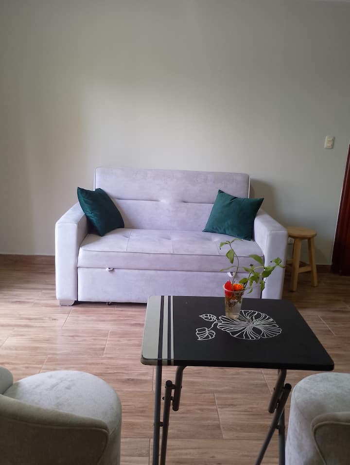 Spoločný a priestranný priestor, samostatný vchod, dobre osvetlená a vetraná, protišmyková podlaha, má 1 rozkladaciu pohovku a dve obklady. Má pekný výhľad do záhrady a nepriehľadné závesy, ak si vyžaduje súkromie. 