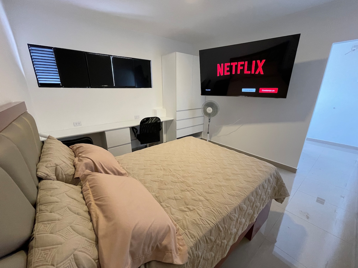  Cama de 2 plazas con 4 almohadas para un descanso cómodo.
 TV de 65”
 Ventilador para refrescar el ambiente.
 2 espacios de trabajo
Armario amplio con ganchos para guardar ropa. ¡Un lugar acogedor para tu estadía!