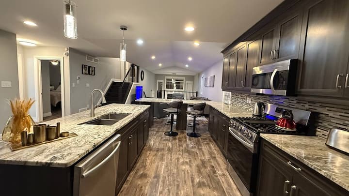 F- Spacious And Stylish 3-bedroom Getaway - Windsor, ON, Canada