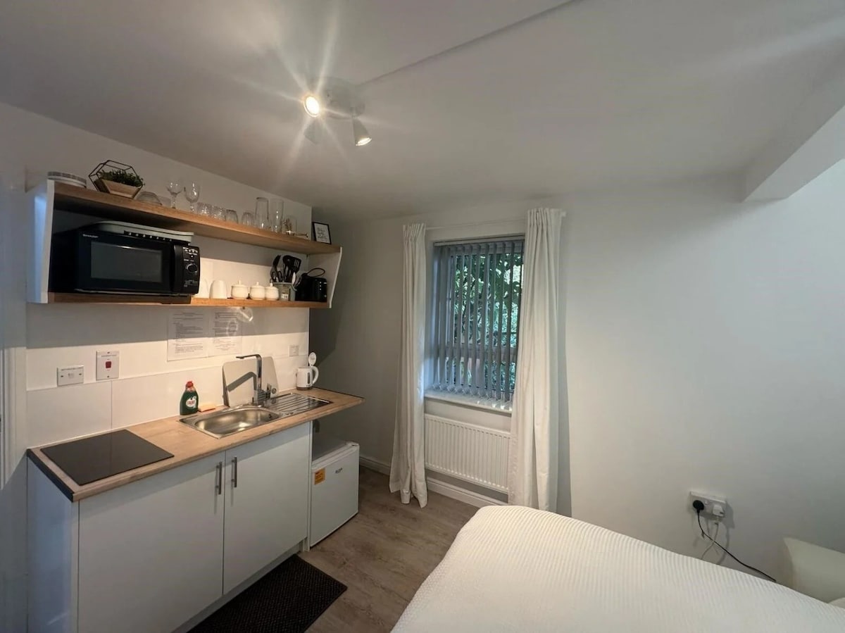 Top performing Airbnb: Luxury Self Contained Studio & Free Parking! in Coventry