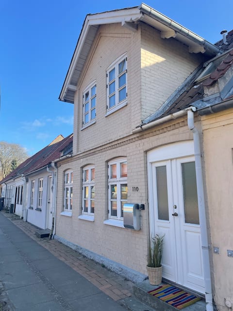 Stay centrally in Lærerindens lille byhus