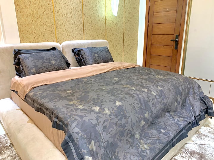 Luxury Lekki Apartment – Cozy Bedroom with Plush Bed, AC & Elegant Interior Design