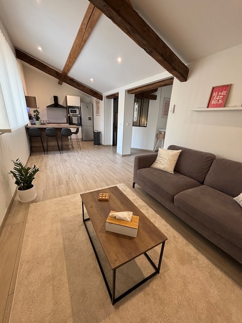 Annonce Airbnb populaire: Fully renovated 2-room apartment Place Saint Pierre à Mâcon