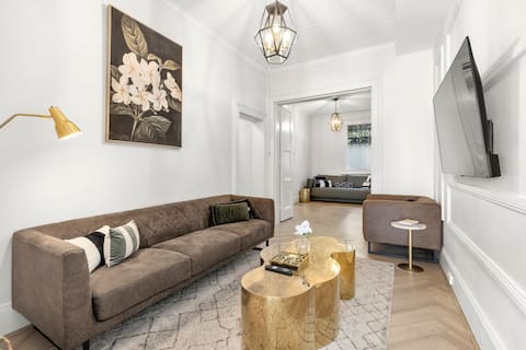 Top Airbnb: Stylish House w Private Parking & Outdoor Dining in Pyrmont