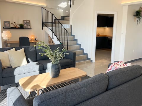 Popular Airbnb listing: 160m2 Maisonette with Terrace & Garage in Δήμος Καβάλας