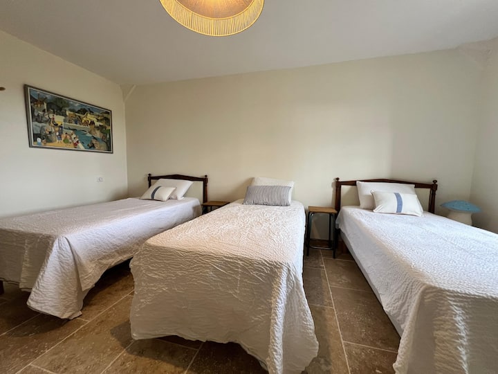 Habitación triple + cuna en fila de la habitación principal de la dependencia. 