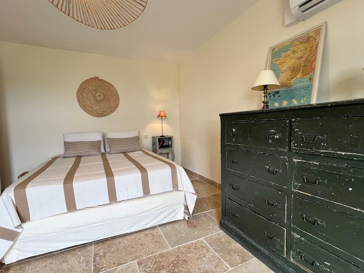 Habitación principal de la dependencia con baño contiguo (ducha, lavabo e inodoro). Esta habitación es contigua a la habitación triple para niños