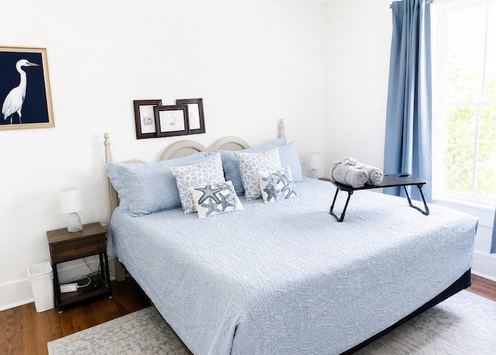 Esta recámara con cama tamaño king tiene una excelente vista de grandes árboles y del Museo Bryan de al lado.  Las cortinas opacas y una máquina de ruido blanco ayudan a tener una noche de sueño reparador.