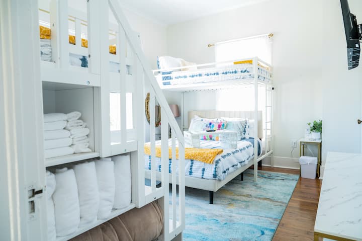 Amplia habitación con literas para un máximo de 6 huéspedes y grandes ventanales para la luz natural.