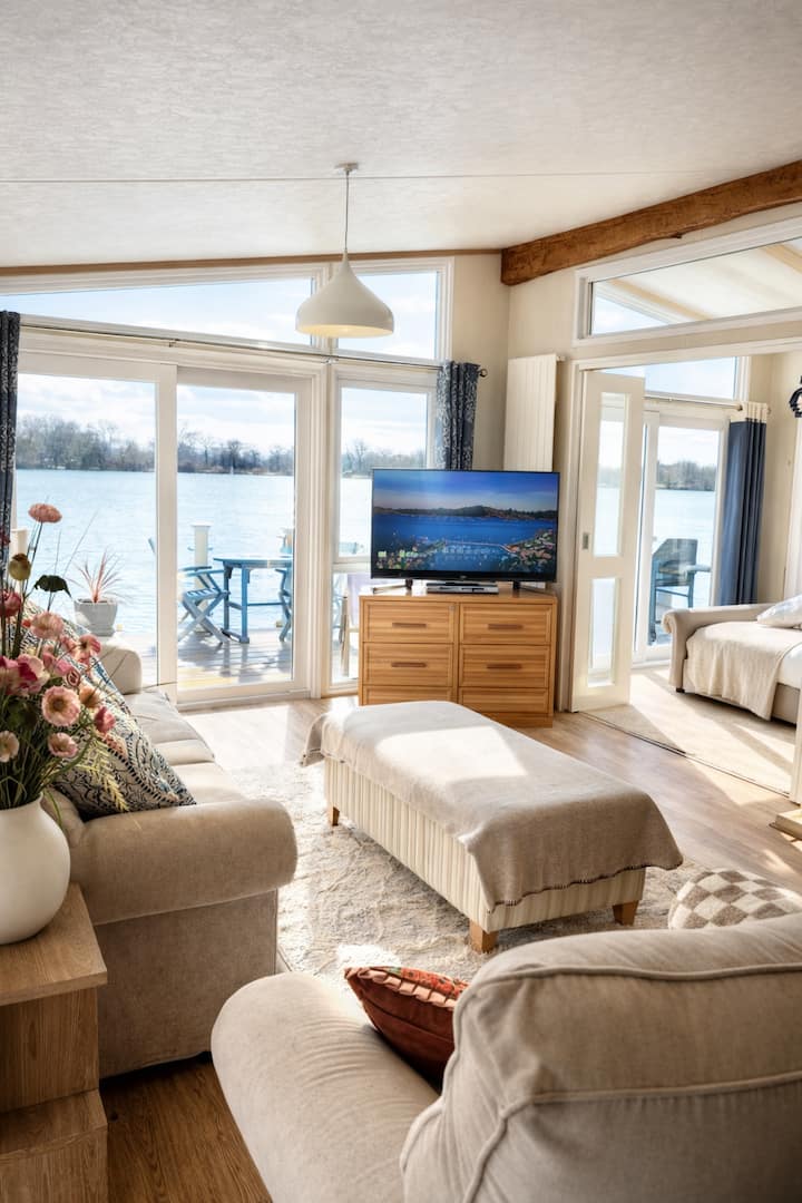Lodge : Beautiful Lake View & Sleeps 6, 2 Bathroom - Chichester