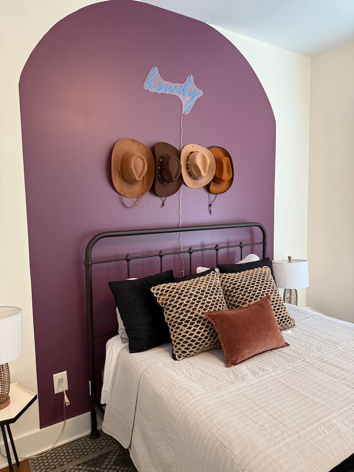 Dhomë Howdy | Krevat dopio "Queen" | Kati i 3-të | Banjë e bashkangjitur
Hapësirë e ndritshme dhe e gjallë me një shenjë neoni "Përshëndetje", krevat të rehatshëm dopio "queen" dhe dritë natyrale, e përsosur për një natë të qetë me një prekje të shijes së Nashville.