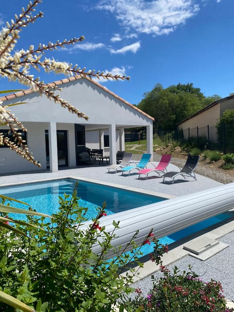 New air-conditioned villa with pool