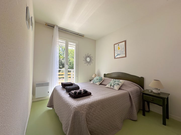 140 × 190 سرير مع شرفة خاصة. مساحة تخزين وغرفة ملابس. يتم توفير الملاءات أثناء الإقامة. 