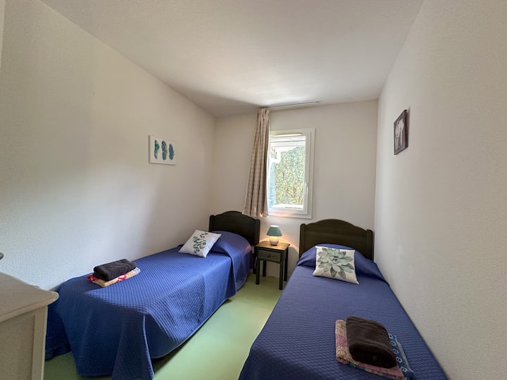 سريران مزدوجان في 90 × 190 مع خزانة ملابسها. يتم توفير الملاءات أثناء الإقامة. 