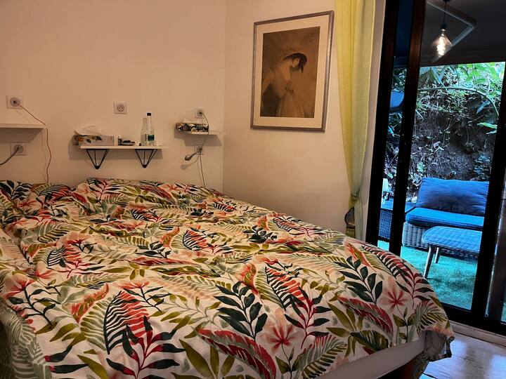 Chumba cha kulala kilicho na kabati kubwa na salama 