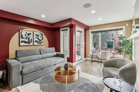 Top performing Airbnb: Downtown YYC | Double King Beds | Free Parking in Lower Mount Royal