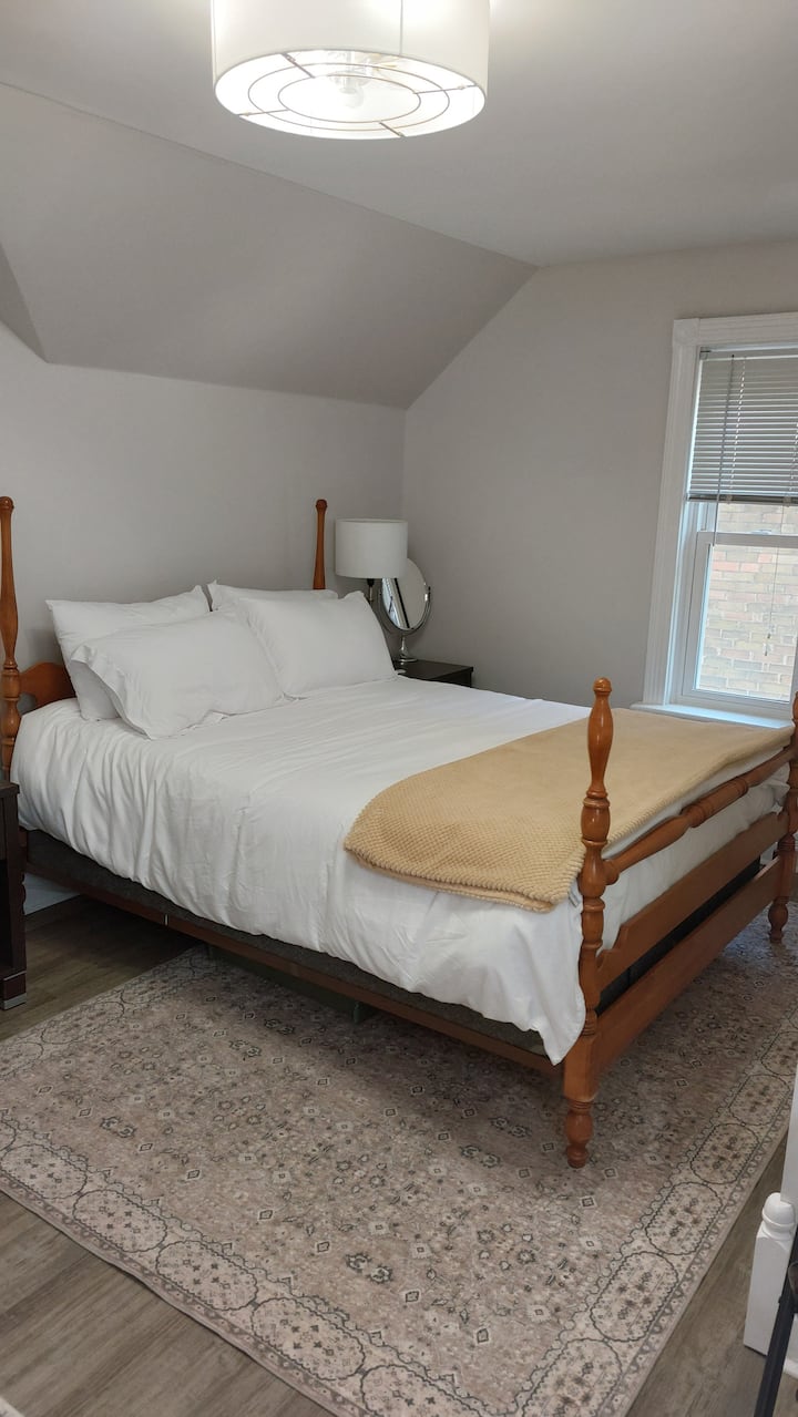 Тази просторна главна спалня разполага с кът за сядане, двойно легло, набор от възглавници, меко спално бельо и одеяла.  Освен това включва отворен гардероб, стойка за куфари, скрин, огледало до пода, диван, телевизор и дистанционно управляван таванен и осцилиращ вентилатор. 