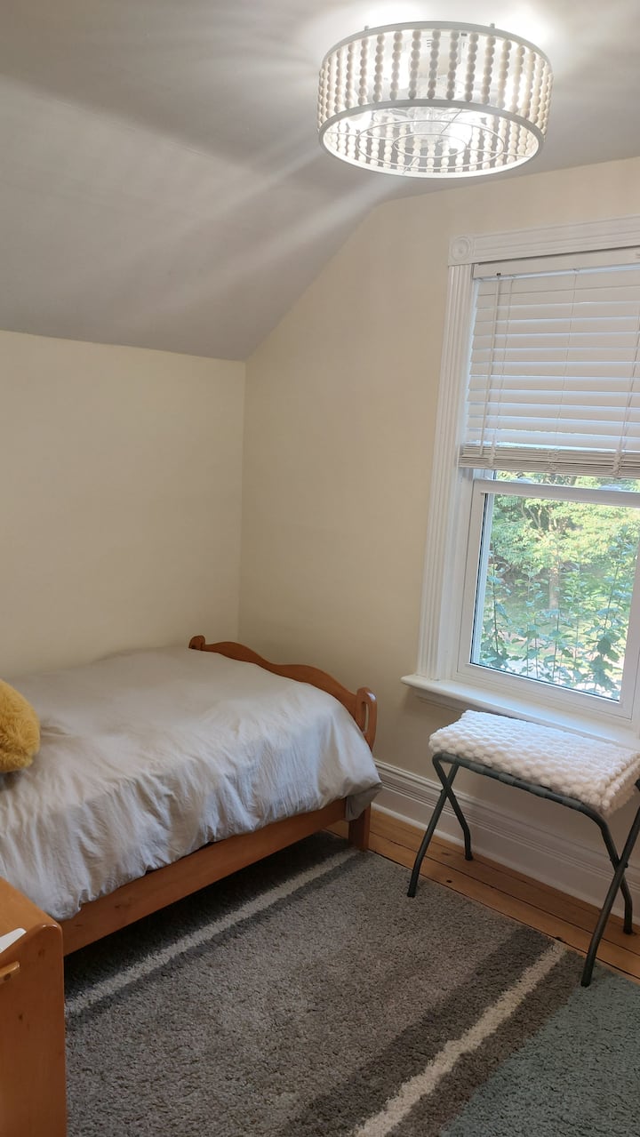 Тази весела стая с единично легло и скрин не е лишена от комфорт с дистанционно управлявани вентилатори на тавана и пода, поставка за куфари, допълнителни одеяла, възглавници и меко спално бельо.