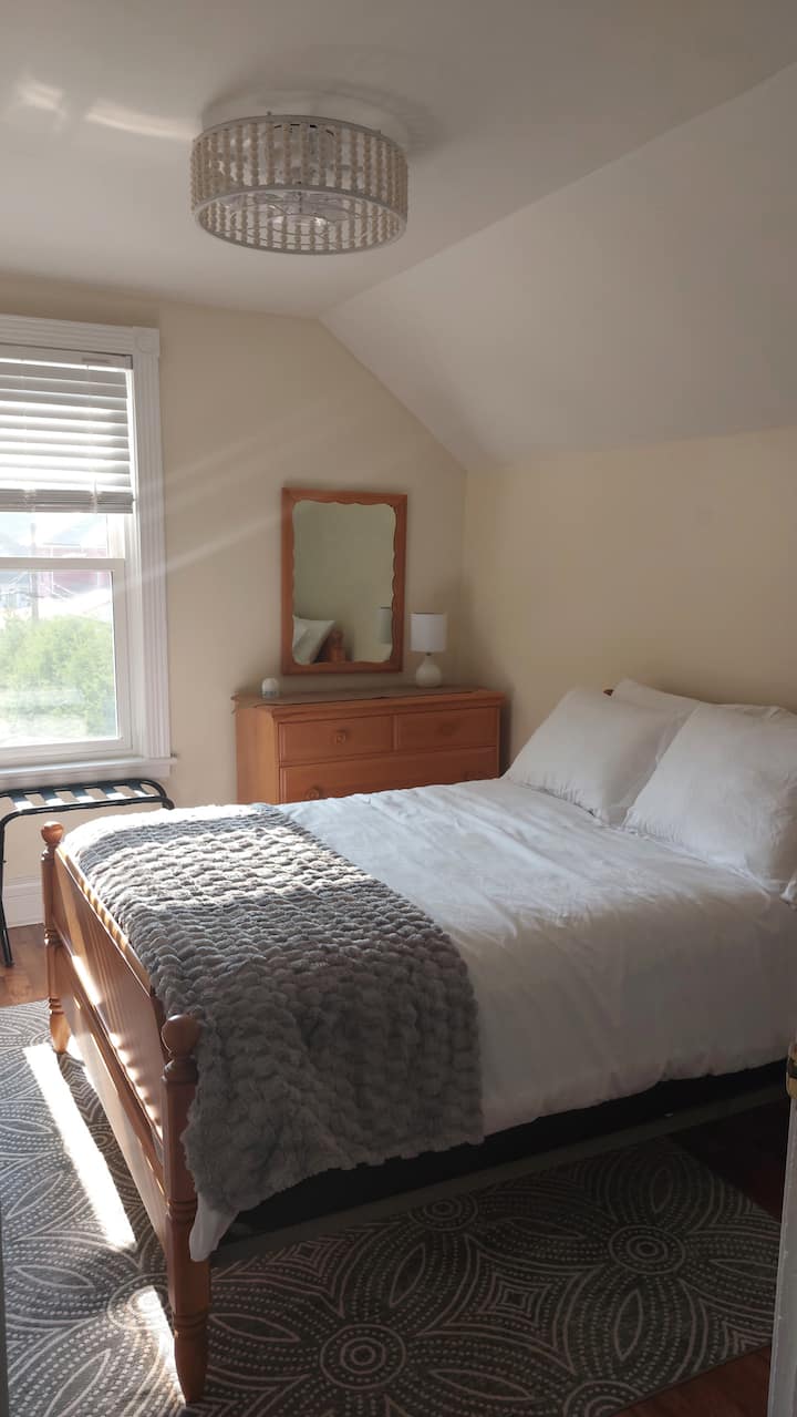 Тази стая с ретро обстановка разполага с изглед към градината, двойно легло, вентилатор на тавана с дистанционно управление, гардероб, скрин и поставка за куфари.  Насладете се на меко спално бельо, допълнителни възглавници, одеяла и покривала за вашия комфорт.