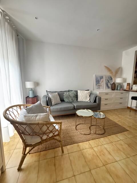 Airbnb con mejor rendimiento: Cozy home with garden & parking at the beach town en Vilanova I La Geltrú