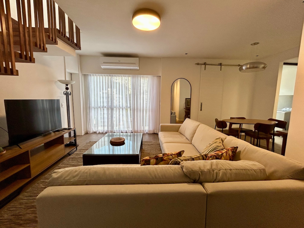 Popular Airbnb listing: Duplex apartment with view, pool, garage and 24-hour security in Lagoa