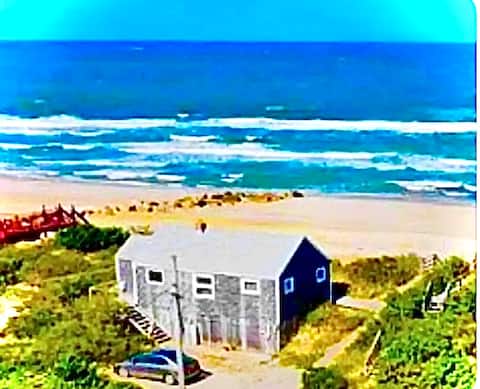 Bold Oceanfront Cottage w/Pvt Beach ~ Lil Sea Sass