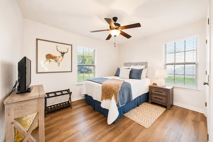 BR 3 has Queen bed, Smart TV, closet & dresser. Shares a bathroom w/ BR 2. Includes white noise machine & dedicated USB outlet for charging gadgets.

**Additional Twin Rollaway can be set up for you in advance for additional fee of $30 per night.  