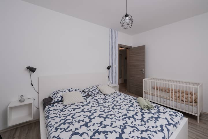 宽敞的房间，配有一张双人床和一张儿童床