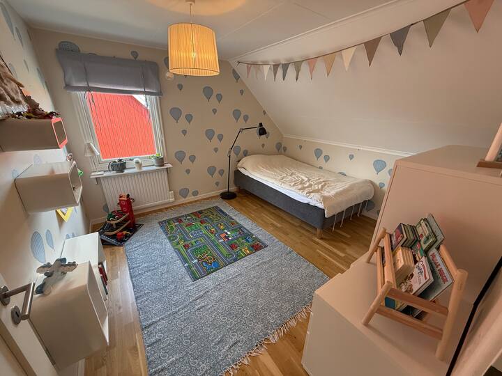 Es gibt ein 120 cm breites Bett und Platz für ein zusätzliches 80 cm breites Bett.