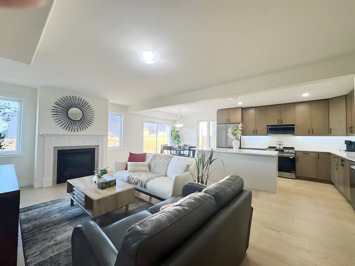 Spacious 4BR | PRHC, Fireplace, BBQ, Sleeps 7Deck