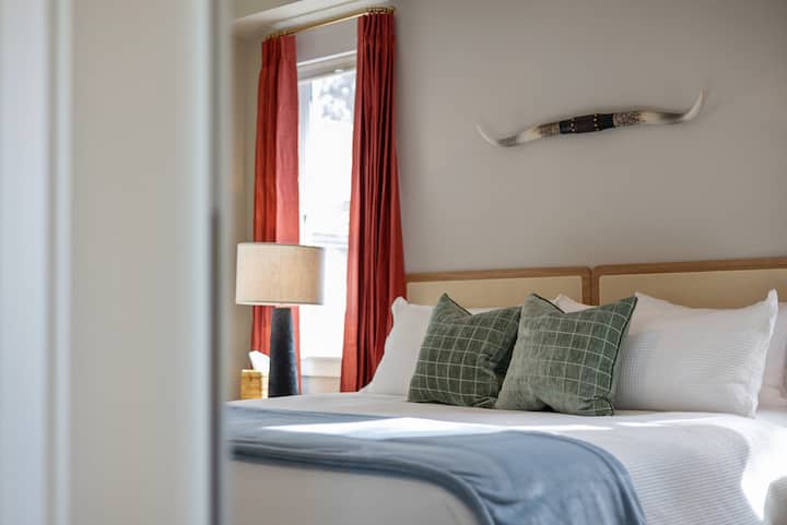 Მთავარი სართულის მეფე სოფლის შტრიხებით, უშუქო ფარდებითა და ჭერის ვენტილატორით.