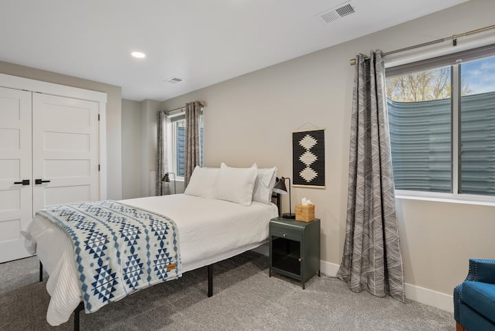 Სარდაფის დედოფლის ოთახი კარადით, რბილი განათებით, ჟალუზებითა და ფარდებით.