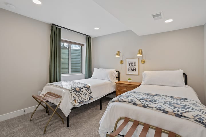 Მყუდრო სარდაფის ოთახი ზედმეტად ხანგრძლივი ორადგილიანი საწოლებით, რბილი განათებითა და დასავლური ხიბლით.