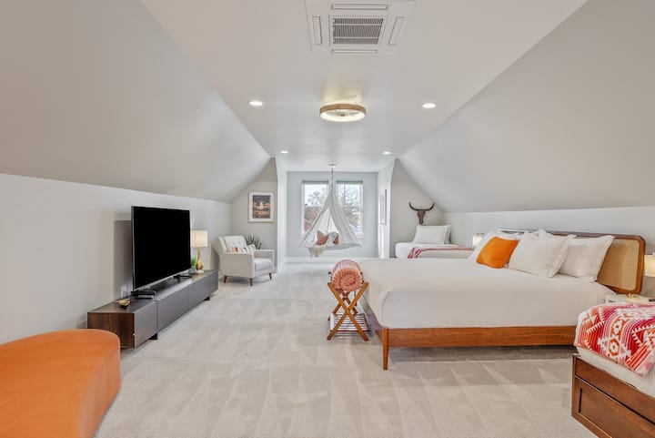 Loft principal con cama king, columpio, TV y espacio para relajarse o pasar el rato en grupo.