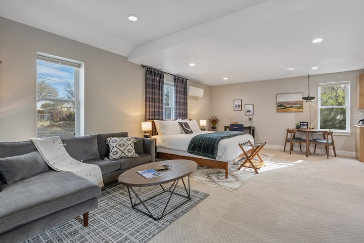 Სტუდიო ფლიგელი: საკუთარი პატარა ოაზისი სახლში ცალკე შესასვლელით, მინი-სამზარეულოთი, სასადილოთი, ტახტით, სმარტ-ტელევიზორით, სრული აბაზანით, შესასვლელი კარადათი და სამუშაო სადგურით.