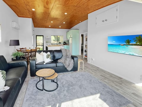Top performing Airbnb: Ocean Harbour Cottage in Ōhope