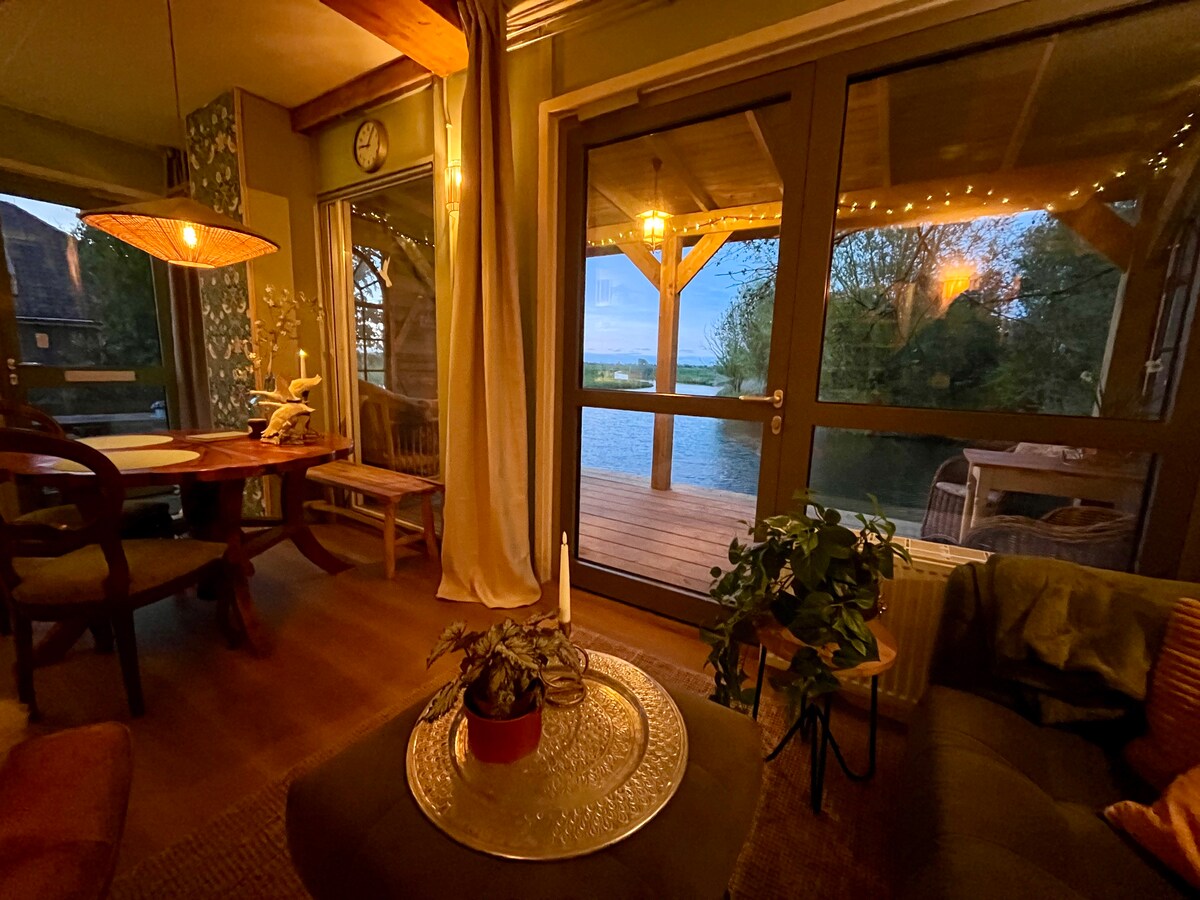 Top performing Airbnb: Meadow cottage with veranda on the waterfront! in Alkmaar