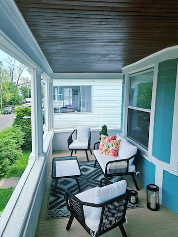 Central cozy quiet 4 bedroom w/King bed gallery image 3