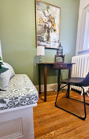 Central cozy quiet 4 bedroom w/King bed gallery image 2