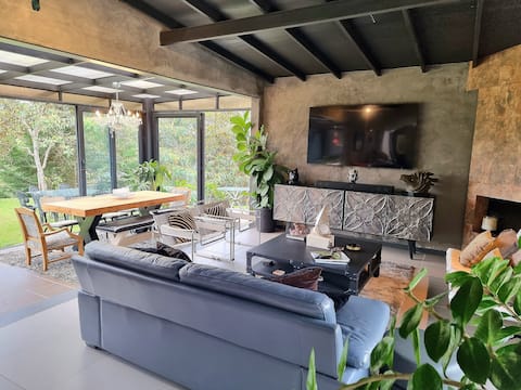 Luxury house with lake and Jacuzzi, a quiet place