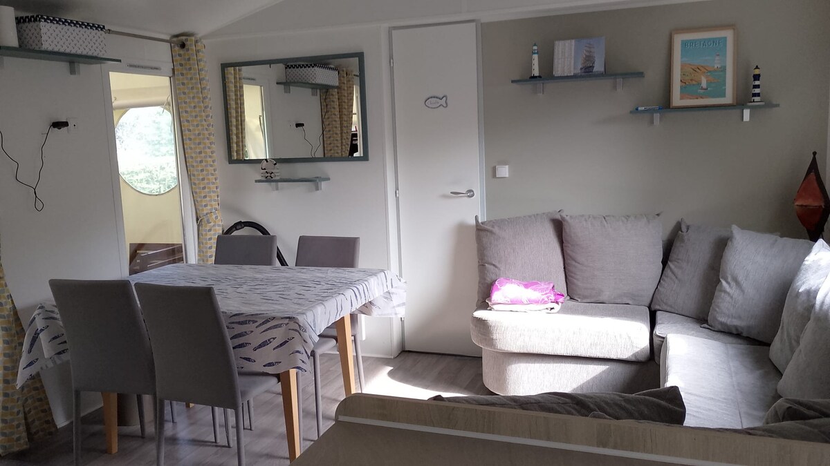 Annonce Airbnb populaire: Mobile home for 8 people, private land à Ambon