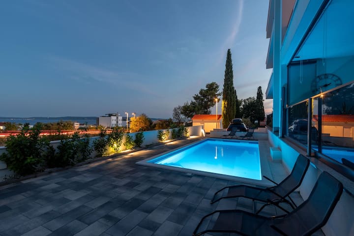 Fortuna-modern Spacious Family Apartment With Pool - Trogir