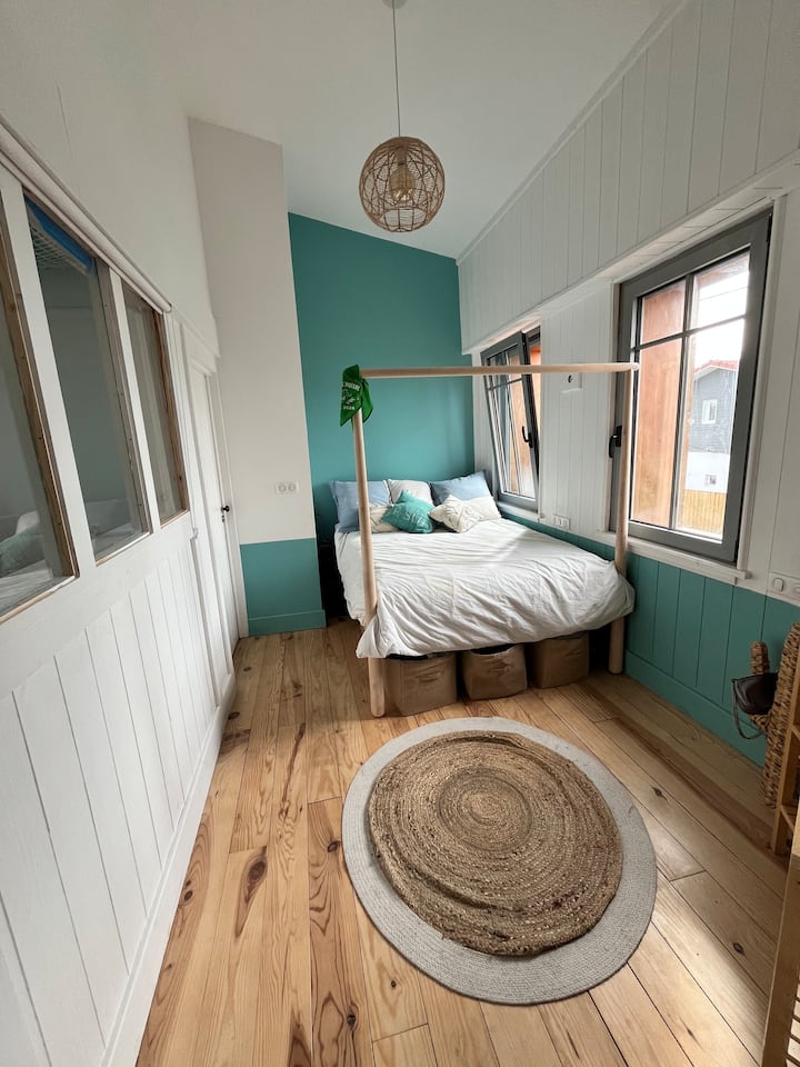 Une petite chambre avec 1 lit en 140 cm  qui donne sur la piscine à l’ouest